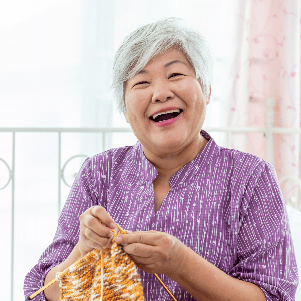 Lady knitting 360